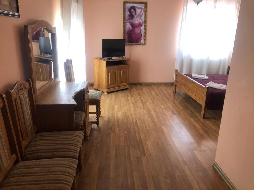 Hotel Nikolet Мукачеве Екстериор снимка